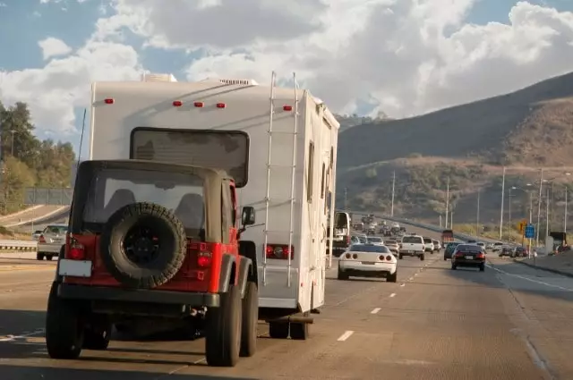Best Way to Tow a Car Behind an RV towing a car behind a motorhome